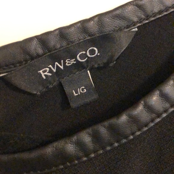 ⭐️5 for $25⭐️ 

Black leather accent top - Picture 2 of 4